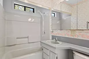 10445 SE Center St, Portland, OR 97266 - Photo 13