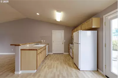 3716 E St, Springfield, OR 97478 - Photo 7