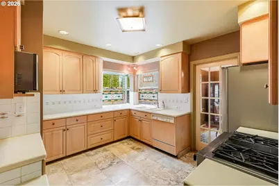 4446 NE Irving St, Portland, OR 97213 - Photo 11