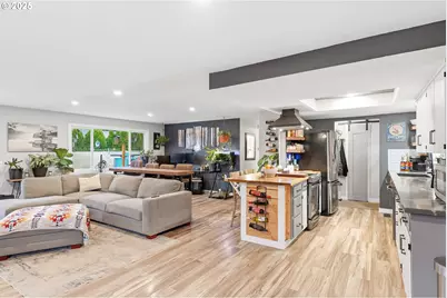 748 SW Willowbrook Ave, Gresham, OR 97080 - Photo 9