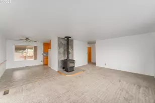 411 Woodland Dr, Winston, OR 97496 - Photo 9