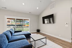 630 S 10th St, Creswell, OR 97426 - Photo 9