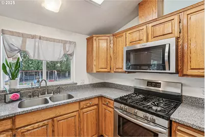 914 James St, Independence, OR 97351 - Photo 17