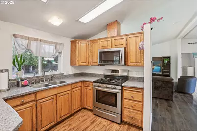 914 James St, Independence, OR 97351 - Photo 15