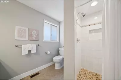 6642 Oakridge Dr, Gladstone, OR 97027 - Photo 17