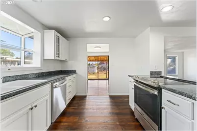 3046 Crystal Mountain Ave, Medford, OR 97504 - Photo 9