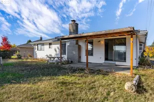 3046 Crystal Mountain Ave, Medford, OR 97504 - Photo 3