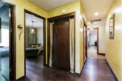 370 SW 4th St, Gresham, OR 97080 - Photo 13