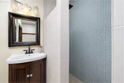 370 SW 4th St, Gresham, OR 97080 - Photo 17