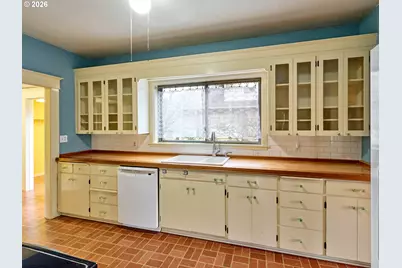 216 S James St, Silverton, OR 97381 - Photo 11