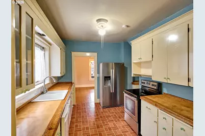 216 S James St, Silverton, OR 97381 - Photo 7