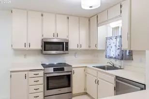 17650 NW Rolling Hill Ln, Beaverton, OR 97006 - Photo 5