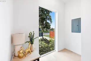 11719 SE Ash St, Portland, OR 97216 - Photo 17