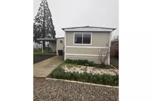 581 NE Alameda Ave, Roseburg, OR 97470 - Photo 1