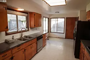 2085 SW Roxbury Ave, Portland, OR 97225 - Photo 13