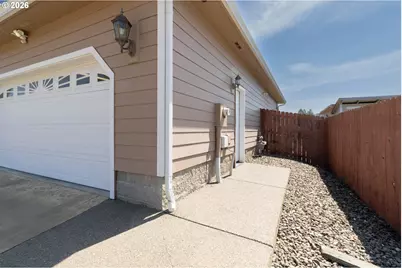 395 N Summerwood St, Roseburg, OR 97471 - Photo 39