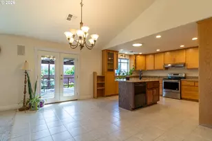 395 N Summerwood St, Roseburg, OR 97471 - Photo 9