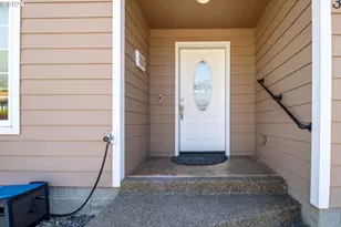 395 N Summerwood St, Roseburg, OR 97471 - Photo 3