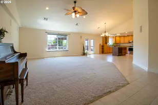 395 N Summerwood St, Roseburg, OR 97471 - Photo 7