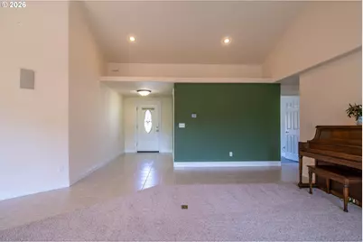 395 N Summerwood St, Roseburg, OR 97471 - Photo 5