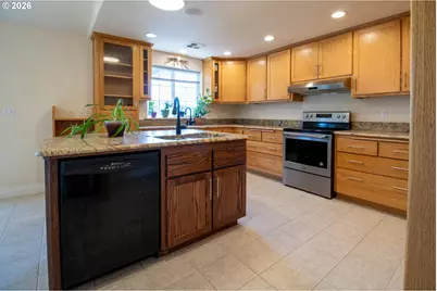 395 N Summerwood St, Roseburg, OR 97471 - Photo 11