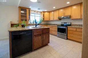 395 N Summerwood St, Roseburg, OR 97471 - Photo 11