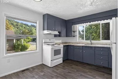 631 W Union St, Roseburg, OR 97471 - Photo 5