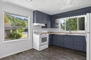 631 W Union St, Roseburg, OR 97471 - Photo 5