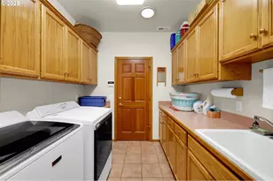 1789 Lake Shore Dr, Eugene, OR 97408 - Photo 43