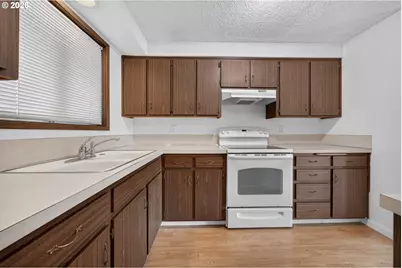 30 T St, Springfield, OR 97477 - Photo 7