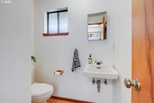 160 S Center St, Silverton, OR 97381 - Photo 9