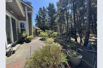 2013 Royal Saint George Dr, Florence, OR 97439 - Photo 35