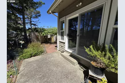 2013 Royal Saint George Dr, Florence, OR 97439 - Photo 33