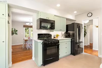 1393 SW Maplecrest Dr, Portland, OR 97219 - Photo 13