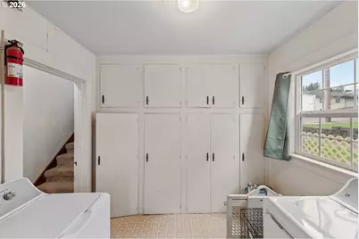 296 S 10th St, Coos Bay, OR 97420 - Photo 17