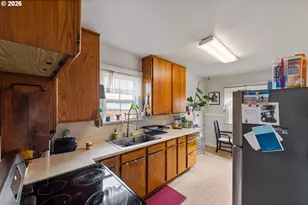 296 S 10th St, Coos Bay, OR 97420 - Photo 11