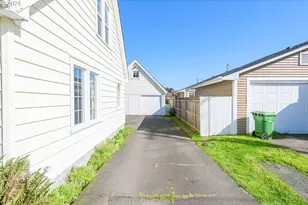 296 S 10th St, Coos Bay, OR 97420 - Photo 3