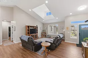 2025 Roosevelt Loop, North Bend, OR 97459 - Photo 9
