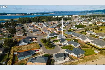 2025 Roosevelt Loop, North Bend, OR 97459 - Photo 3