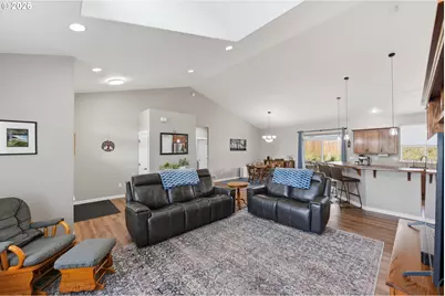 2025 Roosevelt Loop, North Bend, OR 97459 - Photo 11