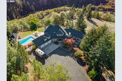 317 Aker Dr, Myrtle Creek, OR 97457 - Photo 1