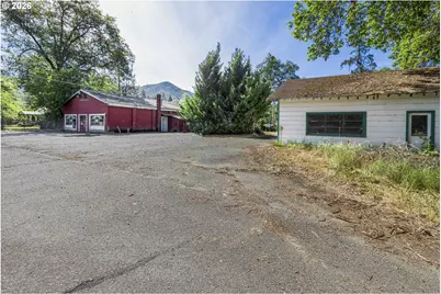 8622 E Evans Creek Rd, Rogue River, OR 97537 - Photo 3