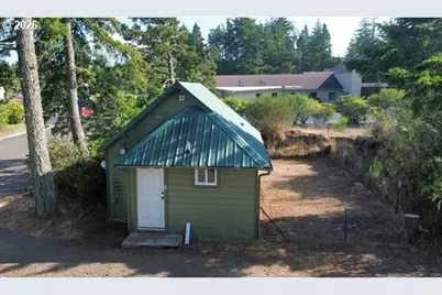 1425 Pine St, Florence, OR 97439 - Photo 1