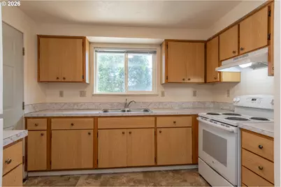 211 Valley Ct, Sutherlin, OR 97479 - Photo 11
