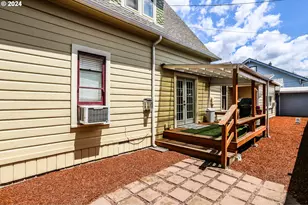 381 9th St, Springfield, OR 97477 - Photo 33