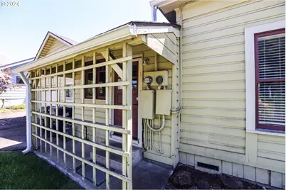 381 9th St, Springfield, OR 97477 - Photo 31