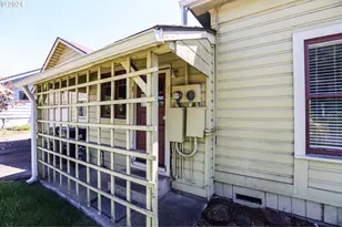 381 9th St, Springfield, OR 97477 - Photo 31