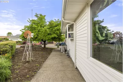 810 S Columbia Dr, Woodburn, OR 97071 - Photo 27