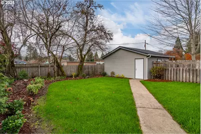 512 W Center St, Roseburg, OR 97471 - Photo 21