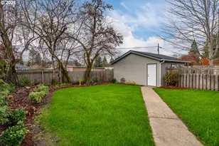 512 W Center St, Roseburg, OR 97471 - Photo 21